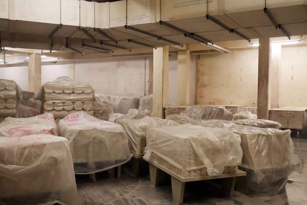 Im „Maukraum“ lagern die Porzellanrohlinge, bevor sie von Hand zu Tellern, Tassen und Schalen gedreht werden. 