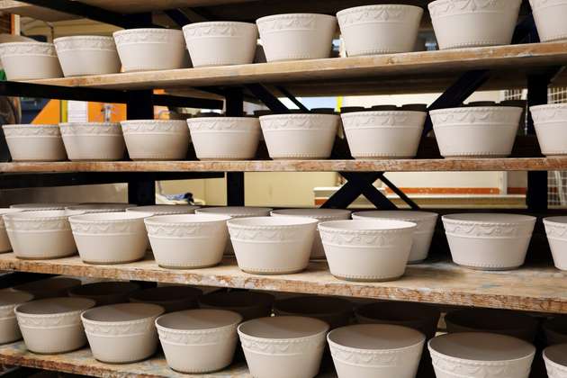 Schalen im Design Kurland warten nach dem Drehen auf Glasur und Brand. 