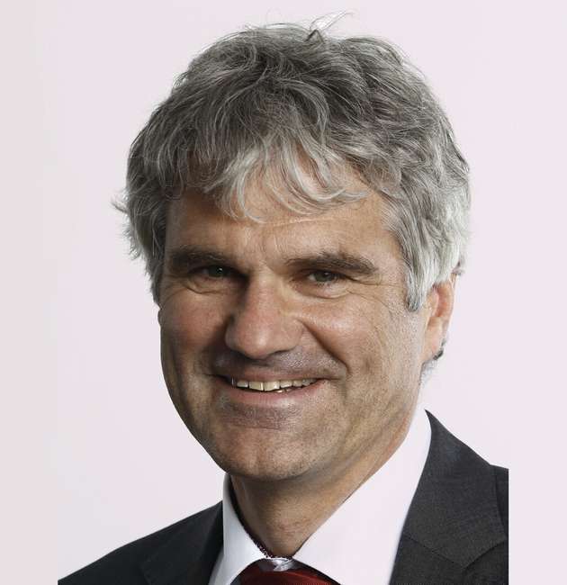 Benedikt Rauscher, Leiter globale IoT / Industrie 4.0 Projekte, Pepperl+Fuchs: Natürlich ist es sinnvoll, an der Bereitstellung der für den Digitalen Produktpass benötigten Information bereits jetzt zu arbeiten, noch bevor einschlägige EU-Vorschriften gelten. Man muss aber mit dem Begriff „Digitaler Zwilling“ vorsichtig sein, denn dieser ist nicht klar definiert, geschweige denn standardisiert. Ursprünglich wurden „Digitale Zwillinge“ ausschließlich im Zusammenhang mit meist proprietären Simulationslösungen genutzt. Die seitens der EU formulierten Anforderungen an einen Digitalen Produktpass können mit solchen Ansätzen in keiner Weise erfüllt werden. Als Lösung bietet sich die Asset Administration Shell (AAS) – oder auf Deutsch „Verwaltungsschale“ – an. Die AAS ist als IEC 63278 international standardisiert und deren offenes Konzept ermöglicht die Einbindung aller vom Digitalen Produktpass geforderten Daten. Die entsprechende Umsetzung wird vom ZVEI mit der Initiative „DPP 4.0“ vorangetrieben. Für die Hersteller ist daher die Bereitstellung von Asset Administration Shells zu ihren Produkten ein absolut sinnvoller Schritt in Richtung des Digitalen Produktpasses.