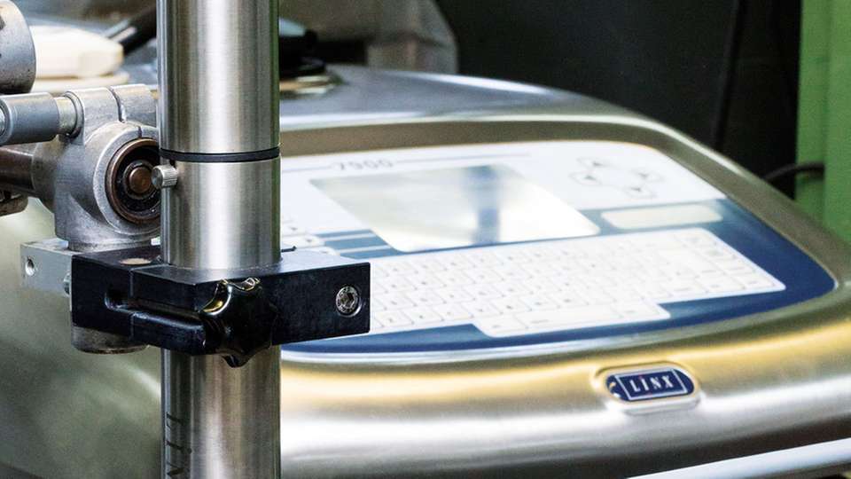 Beim Kabelhersteller Muckenhaupt & Nusselt kommt ein Tintenstrahldrucker Linx 7900 Spectrum zum Einsatz. Er verarbeitet ohne mechanisches Rührwerk neben schwarzen Tinten auch pigmentierte für den kontrastreichen Druck auf schwarzen Kabeln.  