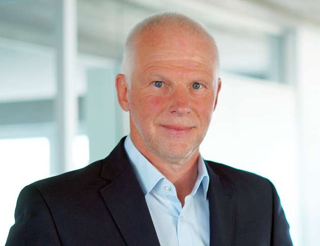 Hermann Püthe, Geschäftsführender Gesellschafter, Inpotron Schaltnetzteile: Wir stellen 2026 erstmals auf der InnoTrans aus, sind im Markt „Transport und Verkehr“ jedoch seit mehr als 25 Jahren zu Hause. Wir entwickeln kundenspezifische Stromversorgungen für Bahn, Bus, Straßenbahn und Nutzfahrzeuge – mit Design und Produktion Made in Germany. Unser Anspruch sind robuste, normgerechte und energieeffiziente Lösungen, die dank konsequentem Lifecycle Management über zehn, 15 oder 20 Jahre planbar verfügbar bleiben. In Berlin möchten wir unsere technologische Kompetenz zeigen, Anforderungen früh verstehen und gemeinsam mit unseren Kunden zukunftsresiliente Produkte mit maximalem Nutzen gestalten.