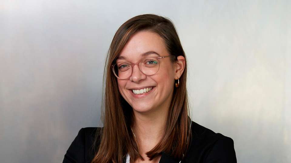 Nach ihrem Bachelorabschluss in Verfahrens- und Umwelttechnik an der Berliner Hochschule für Technik BHT absolvierte Jessica Otto bei BFE Institut für Energie und Umwelt erfolgreich ihren Master in Verfahrenstechnik. Seit 2022 ist sie Projektingenieurin und Consultant für Energieeffizienz sowie Leiterin der Arbeitsgruppe „Wasserstoff bei BFE“, die Industriekunden berät und Quartierskonzepte erstellt. 