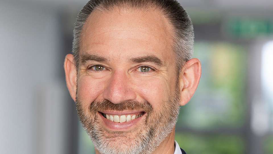 Thierry Bieber ist Industry Manager bei HMS Industrial Networks und verantwortet dort das Business Development für industrielle Kommunikations- und IIoT-Lösungen für die Automatisierungsbranche. Er hat über 20 Jahre Erfahrung in der industriellen Kommunikation und ist Experte für die Vernetzung von Maschinen. Darüber hinaus engagiert er sich in Organisationen wie zum Beispiel PNO und VDMA.