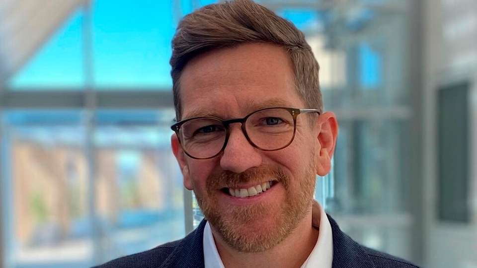 Bastian Deck ist einer der führenden Köpfe für digitale Geschäftsmodelle in Deutschland. Er ist auf die digitale Transformation von Geschäftsmodellen in der Industrie spezialisiert, wobei er unter anderem die Industrie 4.0-Plattform Axoom von Trumpf erfolgreich im Markt etablierte. Mit seinem Team von 30 Expertinnen und Experten bei Novazoon gestaltet er aktiv die erfolgreiche digitale Transformation etablierter Industrieunternehmen. 