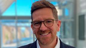 Bastian Deck ist einer der führenden Köpfe für digitale Geschäftsmodelle in Deutschland. Er ist auf die digitale Transformation von Geschäftsmodellen in der Industrie spezialisiert, wobei er unter anderem die Industrie 4.0-Plattform Axoom von Trumpf erfolgreich im Markt etablierte. Mit seinem Team von 30 Expertinnen und Experten bei Novazoon gestaltet er aktiv die erfolgreiche digitale Transformation etablierter Industrieunternehmen. 