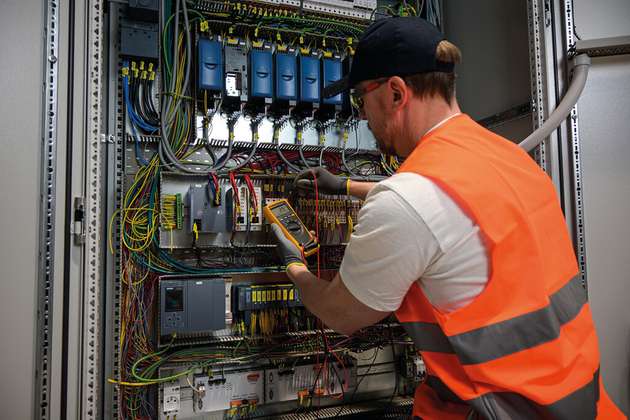 Die Lasttrennschalter monitoren den Stromfluss in Gebäudeverteileranlagen.