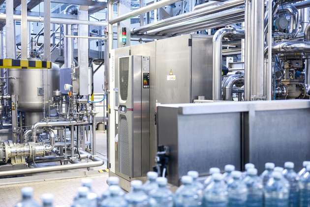 Während vorne die Flaschen vorbeirattern, erfüllen die Rittal Blue e+ Kühlgeräte verlässlich ihren Dienst –
in den Hallen des Abfüllwerks können durch die Jahreszeiten starke Temperaturschwankungen entstehen.