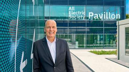 Frank Stührenberg studierte Wirtschaftswissenschaften mit Schwerpunkt Wirtschaftsinformatik an der Universität Paderborn. Seit 1992 ist er bei Phoenix Contact in Blomberg tätig und hat seine Laufbahn als Assistent der Geschäftsleitung Vertrieb, Marketing und Entwicklung begonnen. Nach diversen Stationen im Vertriebsbereich wurde Stührenberg in die Geschäftsführung berufen und ist seit dem 1. Januar 2015 dessen Vorsitzender (CEO). 