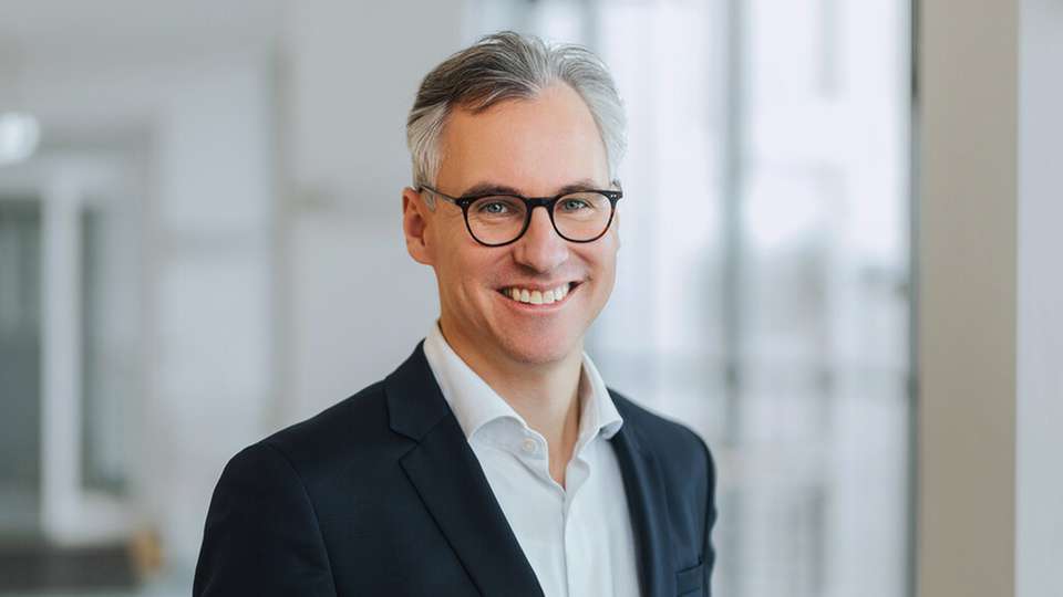 Dr. Philipp Dehn begann seine berufliche Laufbahn 2002 bei KPMG in München. 2006 wechselte er zu Leoni Fiber Optics in Roth. Ab 2008 verantwortete er dort eine Business Unit als Geschäftsführer. 2011 trat er ins Familienunternehmen ein, wurde 2014 zum CEO berufen und verantwortet seitdem die gesamte DEHNgroup.