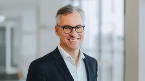 Dr. Philipp Dehn begann seine berufliche Laufbahn 2002 bei KPMG in München. 2006 wechselte er zu Leoni Fiber Optics in Roth. Ab 2008 verantwortete er dort eine Business Unit als Geschäftsführer. 2011 trat er ins Familienunternehmen ein, wurde 2014 zum CEO berufen und verantwortet seitdem die gesamte DEHNgroup.