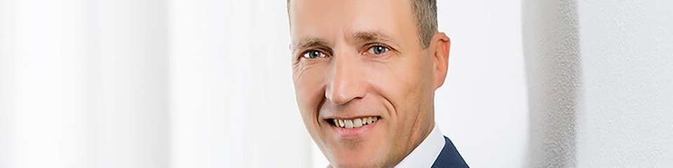 Volker Vogler ist derzeit Head of Business Development, Industry Solution and Marketing – Central Europe bei Mitsubishi Electric. Er absolvierte ein Studium der Elektrotechnik mit der Fachrichtung Automatisierung. Von 1997 bis 2004 war er bei Mitsubishi Electric als Sales Manager für Mittel- und Süddeutschland tätig. Im Anschluss daran wechselte er zu Rockwell Automation, wo er sieben Jahre lang als Key Account Manager arbeitete. Seit 2011 ist er wieder bei Mitsubishi Electric beschäftigt und leitet aktuell den Bereich Business Development, Marketing und Industry Solutions für Zentraleuropa. 