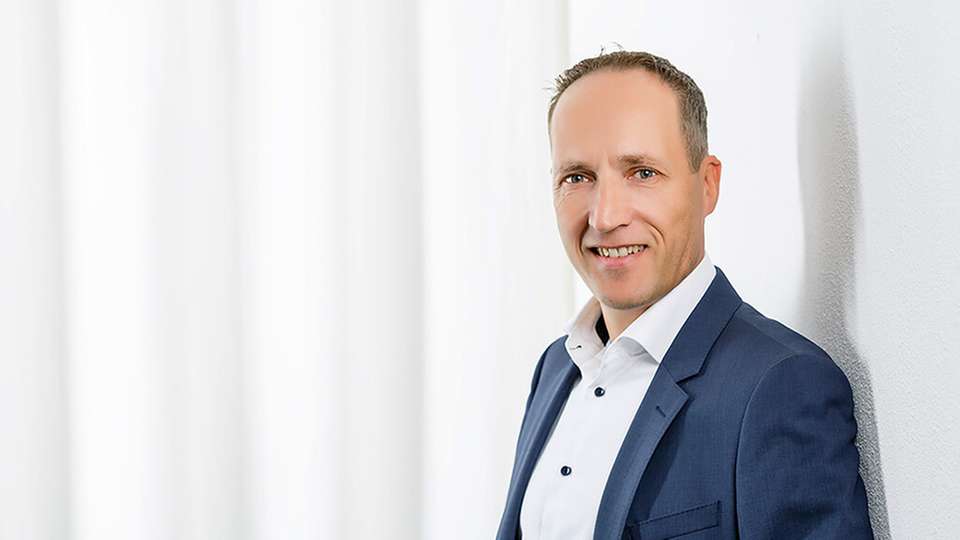 Volker Vogler ist derzeit Head of Business Development, Industry Solution and Marketing – Central Europe bei Mitsubishi Electric. Er absolvierte ein Studium der Elektrotechnik mit der Fachrichtung Automatisierung. Von 1997 bis 2004 war er bei Mitsubishi Electric als Sales Manager für Mittel- und Süddeutschland tätig. Im Anschluss daran wechselte er zu Rockwell Automation, wo er sieben Jahre lang als Key Account Manager arbeitete. Seit 2011 ist er wieder bei Mitsubishi Electric beschäftigt und leitet aktuell den Bereich Business Development, Marketing und Industry Solutions für Zentraleuropa. 