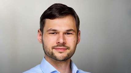 Sebastian Franke arbeitete nach seinem Diplomabschluss in Kraftwerkstechnik 4,5 Jahre als Projektleiter im Recycling und in der thermischen Verwertung internationaler Projekte. Anschließend nutzte er sein Wissen 1,5 Jahre im Maschinen- und Sondermaschinenbau bei einem mittelständischen Anlagenbauer. 2020 wechselte er zur BFE als Energieberater, wo er sich mit E-Mobilität und Weiterleitung an Dritte befasste. Im April 2021 wechselte er innerhalb des Konzerns zu econ solutions. Dort liegen seine Schwerpunkte in der Projektierung, Inbetriebnahme, Potenzialanalysen und Kundenberatung, mit einem Fokus auf Spitzenlastmanagement.