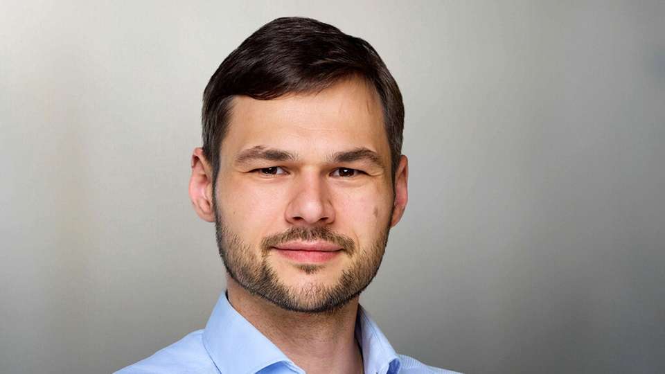 Sebastian Franke arbeitete nach seinem Diplomabschluss in Kraftwerkstechnik 4,5 Jahre als Projektleiter im Recycling und in der thermischen Verwertung internationaler Projekte. Anschließend nutzte er sein Wissen 1,5 Jahre im Maschinen- und Sondermaschinenbau bei einem mittelständischen Anlagenbauer. 2020 wechselte er zur BFE als Energieberater, wo er sich mit E-Mobilität und Weiterleitung an Dritte befasste. Im April 2021 wechselte er innerhalb des Konzerns zu econ solutions. Dort liegen seine Schwerpunkte in der Projektierung, Inbetriebnahme, Potenzialanalysen und Kundenberatung, mit einem Fokus auf Spitzenlastmanagement.