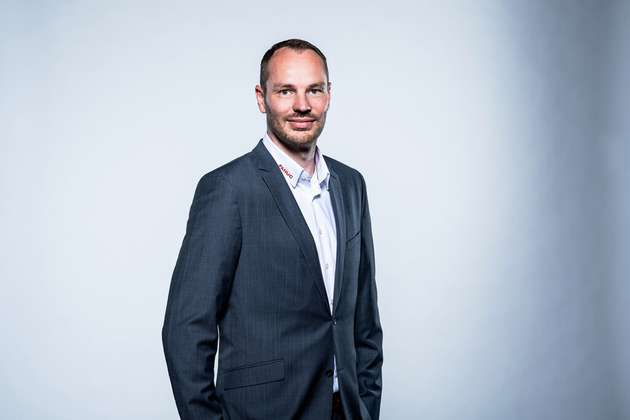 Nils Tersteegen, Marketingleiter Fanuc Deutschland: Künstliche Intelligenz (KI) in der Robotik beginnt, wenn Systeme über einfache Automatisierung hinausgehen und adaptiv sowie lernfähig werden, oder den Programmierer oder Nutzer intelligent bei der Programmierung unterstützen. Eine Kamera zur Objekterkennung allein ist noch keine KI; erst durch Algorithmen, die selbstständig lernen und sich anpassen, kann man von KI sprechen. Hier bietet FANUC intelligente Software an, welche die Ergebnisse deutlich verbessern.  In Zukunft wird Generative KI die Programmierung erleichtern, indem sie Codes automatisch erstellt und anpasst. Die Vorteile für Anwender sind erhöhte Flexibilität, (Energie-) Effizienz, Benutzerfreundlichkeit und Skalierbarkeit, da KI-gesteuerte Roboter sich kontinuierlich verbessern und komplexe Aufgaben autonom bewältigen können.