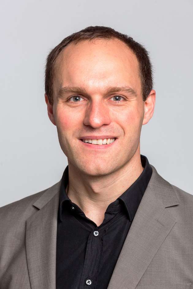 Dr. Werner Kraus, Leiter des Forschungsbereichs „Automatisierung und Robotik“, Fraunhofer IPA:In spezifischen Anwendungen profitiert die Robotik bereits heute sehr stark von KI. Das zeigt sich aktuell am stärksten in der Bildverarbeitung. Beispielsweise haben wir einen Packroboter entwickelt, der ohne jegliches Training nie zuvor gesehene Objekte erkennen, greifen und geordnet packen kann – und das 1300 Mal pro Stunde. Ohne KI wäre das undenkbar. Generell sind KI und generative Technologien wesentliche Treiber einer „Automatisierung der Automatisierung“, also einer autonomeren, flexibleren Einrichtung, Inbetriebnahme und Umrüstung von Robotersystemen. Perspektivisch wird generative KI auch beim Design und dem Auslegen von Robotersystemen helfen, indem es eher „durchgepromptet“ als manuell entworfen wird. Wir stehen hier am Anfang einer neuen Technologiewelle. 