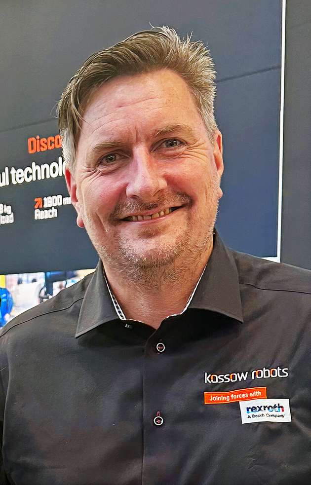 Kristian Kassow, CEO & Co-owner Kassow Robots: KI hat das Potenzial, Prozesse in der Robotik erheblich effizienter zu gestalten. Wird über KI in der Robotik gesprochen, so denken viele an die KI-gestützte Bildverarbeitung. Doch KI wird definitiv auch in anderen Bereichen Effizienzsprünge ermöglichen, z. B. eine schnellere Bahnplanung, die Echtzeitanpassung an die Umgebung des Roboters und eine vorausschauende Wartung. KI wird signifikant dazu beitragen können, Zeit und damit Geld einzusparen. Sie wird für weniger Zeitaufwand und mehr Effizienz sorgen, nicht zuletzt beim Programmieren. Das betrifft Systemintegratoren und industrielle Endkunden ebenso wie Hersteller im Ökosystem. Die schnellere Entwicklung der Software sorgt für die noch einfachere Integration von EOAT und Peripheriegeräten in der Automatisierung. Auch industrielle Endkunden werden von KI profitieren: Herausforderungen bei Applikationen wie Palettieren, Maschinenbedienung und Schweißen sind ähnlich. KI könnte dazu beitragen, dass Roboter hier voneinander lernen.
