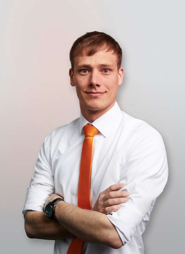 Roland Ritter, Platform Product Manager Simulation bei Kuka: KI und Robotik: Das hat wahnsinniges Potenzial. Es geht um einfacheren Zugang zur Technologie, höhere Flexibilität und um neue Einsatzgebiete. Wenn wir Roboter in variablen Situationen betreiben wollen, muss das bisher sehr aufwändig und für jeden Einzelfall vorab programmiert werden. Mit KI-Kamerasystemen wird es möglich, variabel auf unvorhersehbare und nicht strukturierte Situationen zu reagieren. Ein zweiter Aspekt: Immer mehr Menschen werden in der Lage sein, einen Roboter zu programmieren, wenn sie einen einfachen Befehl in natürlicher Sprache an die KI geben können. Daraus entsteht im Hintergrund der Programmier-Code. KI generierte Programme sind aber noch sehr prüfungsbedürftig. Ein digitaler Zwilling oder der Mensch sind in korrigierender Funktion immer mit dabei.