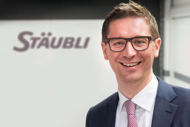 Peter Pühringer, Geschäftsführer Stäubli Robotics: Grundsätzlich ist KI gerade dabei, die Robotik auf die nächste Stufe zu heben. Denken Sie nur an die bahnbrechenden Erfolge im Bereich der Humanoiden. Dank KI werden diese Roboter in naher Zukunft Menschen erheblich entlasten. Auch die Anwender klassischer Industrieroboter und wir als Hersteller profitieren von der rasanten KI-Entwicklung. Ein Beispiel: Gerade ist eine Standard-Palletierzelle mit einem Stäubli Roboter vorgestellt worden, die dank Maschinellem Lernen neue Varianten vollautomatisch erkennt, einlernt und abstapelt – ohne menschlichen Eingriff, ohne Programmierung. Das sind genau die Lösungen, die den Weg freimachen für den breiten und sorglosen Einsatz der Robotik. Auch die Programmierung der Roboter – Stichwort no code – wird dank generativer KI in Zukunft keine Fachkenntnisse mehr erfordern. Alles in allem wird sich KI zu einem gewaltigen Booster für die Robotik entwickeln.