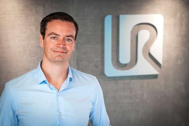 Anders Billesø Beck, Vice President for Strategy & Innovation, Universal Robots: Ich vergleiche die Robotik gerne mit der Entwicklung von selbstfahrenden Autos. Die Automobilindustrie hat fünf Stufen für den Übergang vom manuellen zum vollständig autonomen Fahren definiert. Derzeit ist die Branche noch nicht auf Stufe 5. Auf dem Weg dorthin gibt es jedoch viele Technologien der Stufen 2, 3 oder 4, die einen großen Einfluss haben können - so wie der adaptive Tempomat in Autos, der einen manuellen in einen halbautomatischen Prozess verwandelt und so sicherer und einfacher gemacht hat. Das Gleiche gilt für die Robotik. AI wird sicherlich eines Tages zu humanoiden Robotern führen, die denken und ohne vorherige Programmierung selbständig Probleme lösen können - das wäre dann Stufe 5. Aber auf dem Weg dorthin wird es zahlreiche Durchbrüche geben, die den Unternehmen einen echten Nutzen bringen – wie zum Beispiel in der Logistik: In Zusammenarbeit mit Siemens und Zivid haben wir eine Lösung entwickelt, bei der ein Cobot auf der Grundlage der KI-Software SIMATIC Robot Pick von Siemens und der Bildverarbeitungstechnologie von Zivid die Kommissionierung völlig autonom durchführt. Im Vergleich zu manuellen Prozessen erhöht dies die Geschwindigkeit und Genauigkeit der Auftragserfüllung in Lagern erheblich und hilft Logistikzentren, die steigende globale Nachfrage zu bedienen. Zukünftig sind es insbesondere drei Vorteile, die physische KI auf die Robotik haben wird: Aktuell bedarf es für viele Anwendungen in der Robotik noch Expertenwissen. Die KI wird künftig Anwendungen deutlich vereinfachen und den Bedarf an Experten weitgehend beseitigen. Zudem kann uns die generative KI helfen, sowohl Probleme als auch Lösungen zu standardisieren und somit mehr wiederverwendbare Roboterverhalten zu schaffen. Es besteht keine Notwendigkeit, das Rad jedes Mal neu zu erfinden, wenn ein neuer Roboter installiert wird, und KI kann dabei helfen, so dass die Integration und der Return on Investment viel schneller erfolgen. Drittens verbessert KI die Fähigkeit von Robotern, in unvorhersehbaren Umgebungen zu navigieren. Wie bei der bereits erwähnten Logistiklösung ist die Bildverarbeitungstechnologie mit Echtzeit-Feedback von 3D-Kameras nicht nur für die autonome Navigation, sondern auch für die Hinderniserkennung von großer Bedeutung. Diese Fähigkeit eröffnet Möglichkeiten für den Einsatz von Robotern außerhalb der stark strukturierten Umgebung einer Fabrikhalle, beispielsweise im Baugewerbe, wo Roboter Projektschwankungen bewältigen müssen, während sie Seite an Seite mit Arbeitern arbeiten.