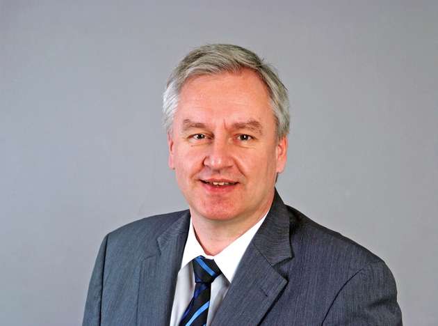 Dr. Michael Klos, General Manager bei Yaskawa: Robotik und KI wird bei völlig unspektakulären Alltagsaufgaben besonders sinnvoll eingesetzt: Beladen, Entladen, Ernten, Reinigen, Montieren, Lackieren, Servieren, Sortieren, Sandstrahlen, Mauern. Dort, wo Arbeitskräfte eingesetzt werden, die uns morgen fehlen werden. Die KI ermöglicht es, endlich solche Aufgaben zu automatisieren, bei denen bisher die Hand-Auge-Koordination gefragt war. KI-unterstützte Robotik bringt uns eine neue Stufe der Flexibilität in die Robotik: Stufe 1- Klassische Roboter und Cobots werden programmiert – die Aufgabe ist bekannt und wird im klassischen Engineering Prozess programmiert. Dabei wird die Bedienerführung der Robotik zunehmend einfacher – Smarte Robotik. Stufe 2 - Robotik in Verbindung mit Bildverarbeitung (ohne KI) – sie macht den Roboter flexibler im Umgang mit nicht genau positionierten Bauteilen eines vorher definierten Teilespektrums.Stufe 3 - Roboter und Cobots mit Sensorik und KI sind adaptiv, d.h. sie können sich selbständig an veränderliche Umgebungen oder Bauteilspektren anpassen, ohne dass man alles coden muss.