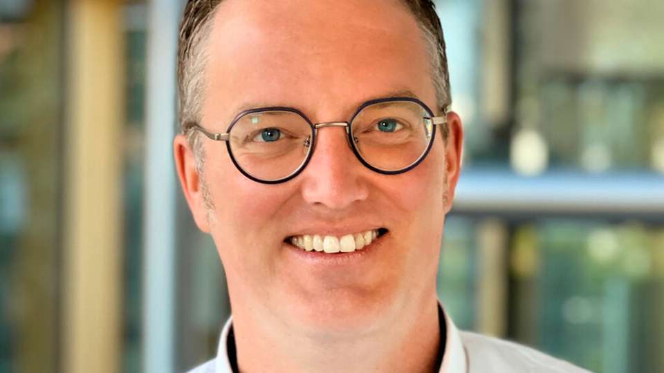 Thorsten Koldehoff ist als Globaler Vertriebsleiter und Divisionsleiter in der Division KAPSTO bei Pöppelmann in Lohne tätig. Zuvor war er Vertriebsleiter für Pöppelmann Deutschland. Das duale Studium als Dipl.-Wirtschaftsingenieur (FH) bei Pöppelmann war sein Einstieg in das kunststoffverarbeitende Unternehmen. Nach dem Studium wechselte er in den Vertrieb und war als Area Sales Manager in verschiedenen europäischen Märkten erster Ansprechpartner für Kunden bei Neuprojekten und im Seriengeschäft.