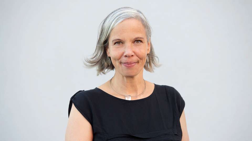 Dr. Anna Braune studierte Technischer Umweltschutz an der TU Berlin. Sie arbeitete für verschiedene Beratungsunternehmen im Bereich Nachhaltigkeit und Gebäudetechnik. Als Mitinitiatorin war sie bis Ende 2008 Geschäftsführerin der Deutschen Gesellschaft für Nachhaltiges Bauen und leitet seit September 2015 DGNB Abteilung Forschung und Entwicklung.