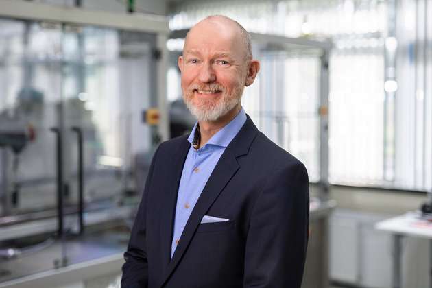 Tim Foreman, R&D Manager bei Omron Europe: KI wird in der Robotik vielfältig eingesetzt und das auf unterschiedliche Arten. Die Nutzung fängt bereits beim Einbau von Kameras mit KI-Funktionen zur erweiterten Qualitätsprüfung und Fehlererkennung an. Weiterhin tragen intelligente Sensorik und Steuerung zur proaktiven Überwachung von eingesetzten Robotiklösungen bei: Die KI-Steuerung auf Maschinenebene erkennt Anomalien in der Produktion für eine vorausschauende Wartung und hilft dabei, Prozessoptimierungen zu identifizieren. Und schließlich ermöglichen es KI-Funktionen Robotern, Daten zu analysieren, zu lernen und sich in Echtzeit anzupassen. Auch die autonomen mobilen Roboter von Omron stützen sich auf intelligente Algorithmen, die es ihnen ermöglichen, selbstständig zu navigieren.
