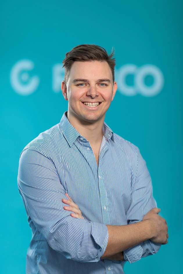 Roman Hölzl, CEO & Mitgründer von RobCo: Der Fachkräftemangel stellt eine der größten Herausforderungen für den Mittelstand dar. Trotz dieser Tatsache zögern viele Unternehmen, ihre Prozesse zu automatisieren. Dabei tun sie sich selbst keinen Gefallen, denn bis 2030 wird es nur noch zwei Arten von Mittelständlern geben: diejenigen, die auf flexible Robotik setzen, und diejenigen, die im Wettbewerb nicht mithalten können und letztlich insolvent gehen. Um den Mittelstand zu unterstützen, entwickeln wir bei RobCo erschwingliche, modulare Roboterkits, die sowohl Hard- als auch Software beinhalten. Auf der diesjährigen Automatica möchten wir aber besonders unser neues KI-System RobVision vorstellen, mit dem Roboter ihre Umgebung wahrnehmen, Objekte erkennen und eigenständig greifen können.