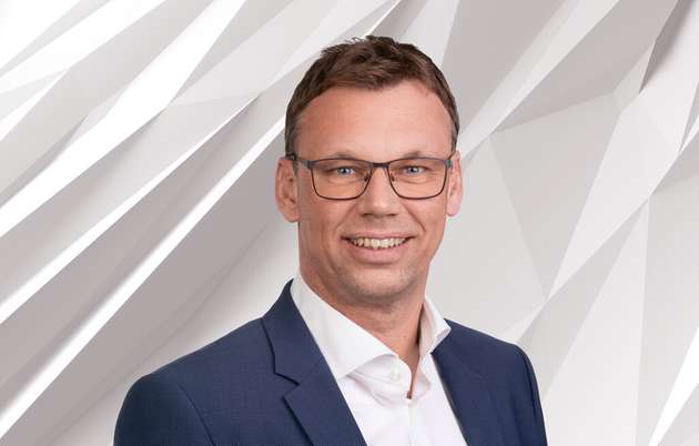 Jörg Rommelfanger, Leiter Robotics-Division, ABB Deutschland: KI wird Robotik neu definieren. Sie verbessert die Handling-Fähigkeit von Robotern und ermöglicht ihnen, in dynamischen Umgebungen zu arbeiten, was wiederum neue Anwendungsfelder eröffnet. Mithilfe von KI erreichen mobile Roboter und Cobots ein Höchstmaß an Genauigkeit, Flexibilität und Anpassungsfähigkeit und übernehmen mehr Aufgaben. Cobots werden dank KI-basierter Erkennung und Entscheidungsfindung noch flexibler und effizienter an der Seite von Menschen eingesetzt. Zudem senkt KI die Automatisierungshürden und schließt Qualifikationslücken. Lead-Through-Verfahren sowie Generative KI im Bereich Natural Language Programming, die die Steuerung von Robotern mithilfe von sprachlichen Anweisungen erlauben, werden für neue Dynamik in der Mensch-Roboter-Interaktion sorgen.
