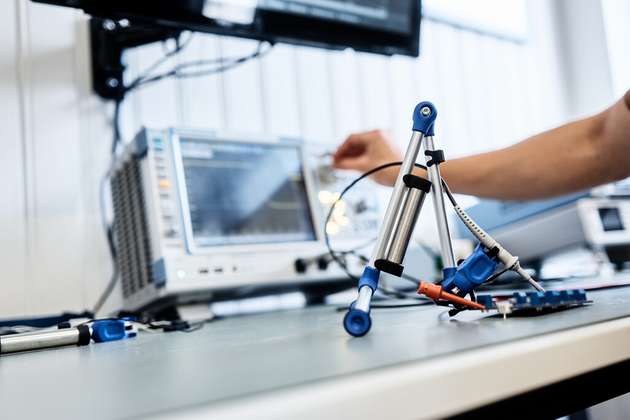 Beim EOL-Testing in der Automobilindustrie werden kritische Parameter wie Produktionsfehler, der Sitz von Verschraubungen und die richtige Einstellung von Bauteilen überprüft, um fehlerhafte Komponenten frühzeitig zu erkennen und hohe Folgekosten zu vermeiden.