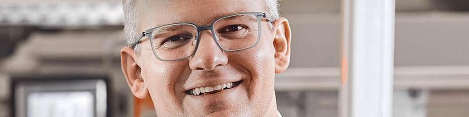 Als CEO der WEIDMÜLLER GRUPPE verantwortet Dr. Sebastian Durst unter anderem die Bereiche Strategie, HR, Produktion und Supply Chain Management. Zuvor war er bei Weidmüller als Vorstand für Operations tätig sowie als Divisionsleiter für das globale Geschäft mit Komponenten und Lösungen für den Schaltschrankbau zuständig. Er arbeitete zehn Jahre als Unternehmensberater bei Roland Berger.