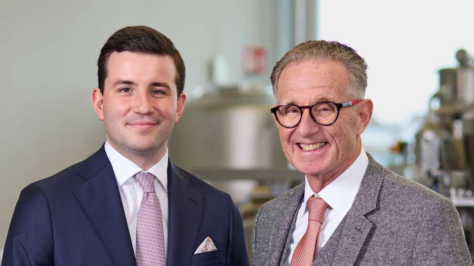 Rainer und Lukas Zimmermann sind die Gesellschafter und Eigentümer der AZO GmbH & Co.KG, einem führenden Unternehmen im Bereich Rohstoffhandling und Automatisierung. Rainer Zimmermann, Sohn des Firmengründers, leitet das Unternehmen seit über 30 Jahren, während Lukas die internationale Expansion voran treibt und neue Geschäftsmodelle entwickelt, um das Unternehmen in die Zukunft zu führen.