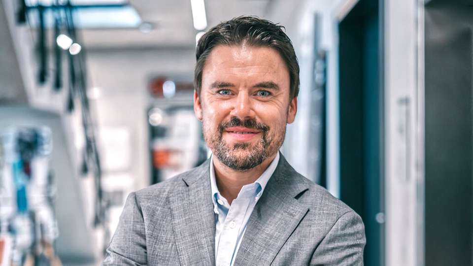 Serjoscha Keck, WP/StB, ist seit 2006 bei KPMG, verfügt über einen langjährigen Schwerpunkt auf Kunden aus dem Industrie- und Maschinenbau-Sektor und über ein weitreichendes Netzwerk in der Branche. Neben seinen Rollen als Head of Industrial Manufacturing und Leiter Tax der Region Nord-Hannover/Bielefeld/Münster ist er unter anderem Lead Partner der Deutsche Messe und Tax Lead Partner bei namhaften Konzernen im Industrie- und Maschinenbau-Sektor. 