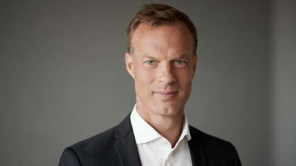 Chrisopher Knörr ist Group Vice President für DACH bei Workday. Zusammen mit seinem Führungsteam in DACH ist Knörr für das Erreichen der Wachstumsziele von Workday in der Region zuständig. Knörr ist seit fast 25 Jahren im ERP-Markt für den Mittelstand und Großunternehmen tätig. Zuvor war er Teil des Senior Leadership Teams von SAP Deutschland mit Verantwortung für das CX-Portfolio. Außerdem verfügt er über umfangreiche internationale Erfahrung: Zwischen 2009 und 2011 leitete er das indirekte Channel- und Partnermanagement für mittelständische SAP-Kunden im asiatisch-pazifischen Raum und in Japan. Von 2012 bis 2013 leitete er den SAP Commercial Sales für Skandinavien, Benelux, Osteuropa, Naher Osten und Afrika. Vor SAP war er von 2002 bis 2006 für PeopleSoft tätig. Er besitzt einen Abschluss in Betriebswirtschaftslehre der Dualen Hochschule Baden-Württemberg Mannheim.
