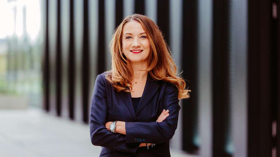 Dr. Barbara Frei, Executive Vice President Industrial Automation bei Schneider Electric, ist seit 2019 Mitglied des Executive Committee des Unternehmens. Sie kam 2016 als Country President von Deutschland zu Schneider Electric und erweiterte ihren Aufgabenbereich 2017 zum Zone President von DACH. Im Jahr 2019 wurde sie zum Executive Vice President, Europe Operations und Mitglied des Executive Committee ernannt. Dr. Barbara Frei hat einen Doktortitel in Maschinenbau der ETH Zürich und einen MBA des IMD Lausanne.