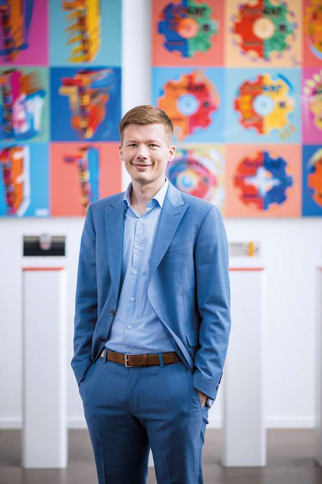Andres Oetken, Branchenmanagement Prozessindustrie, Beckhoff Automation: „Um Prozessanlagen in eine neue Ära der Automatisierung zu heben, ist es unumgänglich, zunächst alle relevanten Prozessdaten zu erfassen und verfügbar zu machen.  Als optimale Grundlage eignet sich hierfür die Namur Open Architec­ture (NOA). Sie ermöglicht eine einfache und sichere Nutzung von Produktionsdaten zur Anlagenüberwachung, ohne die bestehende Automatisierungsstruktur zu beeinträchtigen. Diese weitreichende Digitalisierung wird zukünftig durch Technologien wie z.um Beispiel Ethernet-APL noch stärker vorangetrieben werden. Die damit verfügbare Datenbasis bietet ein immenses Innovationspotenzial, nicht zuletzt auch durch den Einsatz künstlicher Intelligenz zur Prozessoptimierung.“
