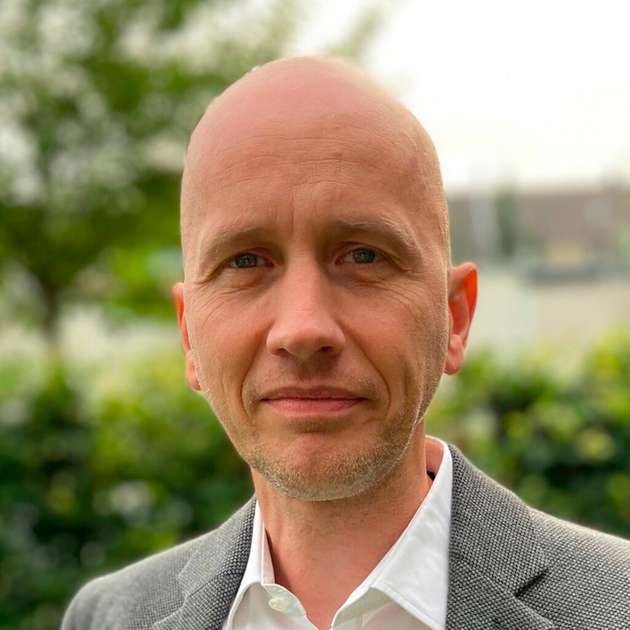 Peter Bechberger, SOC Product Marketing, Renesas Electronics: Die Anforderungen an Halbleiter-Bauteile im Fahrzeug unterscheiden sich grundlegend von anderen Bereichen wie der Consumer-Elektronik. Das betrifft vor allem die Zuverlässigkeit und die Sicherheit, da die Folgen eines Systemausfalls fatal sein können. Maßnahmen zur Erhöhung der funktionalen Sicherheit sowie der Cybersecurity sind deshalb unerlässlich. Des Weiteren gibt es Umweltfaktoren wie extreme Temperaturen, Feuchtigkeit und Vibration, die spezielle Anforderungen an die Auslegung des Chips mit sich bringen.  Schließlich ist ein klares „Automotive Commitment“ des Lieferanten gefragt – denn langfristige Kooperationen mit Automobilherstellern werden im Zeitalter des „Software-Defined Vehicle“ immer wichtiger.