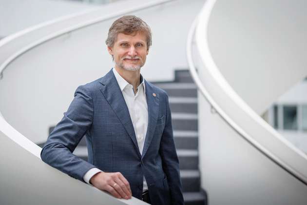 Reinhold Groß, CEO, Kuka Robotics: Gerade aufgrund der Vielzahl und Komplexität der Themen stellen wir die Automatica 2025 unter das Motto „Making automation easier“. Ob es sich um unsere neue Steuerungshardware mit Simulation und virtuellem Roboter-Controller, um KRL-Copilot-unterstützte Roboterprogrammierung, KI-Anwendungen in Vision- oder AMR-Systemen oder um einen digitalisierten selbsterklärenden Kaufprozess handelt: alles soll und wird einfacher werden!
