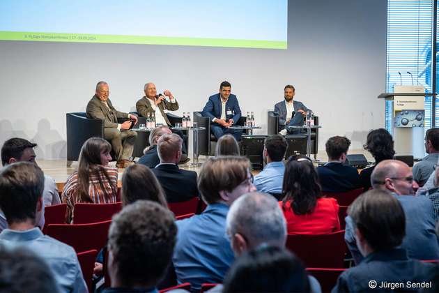 Diskussionsrunde bei der dritten H2Giga-Statuskonferenz – v. l. n. r.: Ulrich Walter, Günter Schmid (Siemens Energy Gobal), Thomas Emmert (Linde), Florian Hajdu (MAN Energy Solutions).