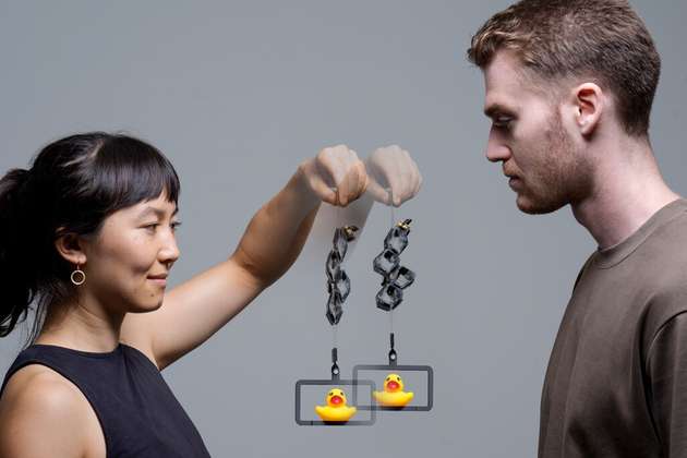 Eine Kette von HEXEL-Modulen mit Ellen Rumley links und Zach Yoder rechts.
