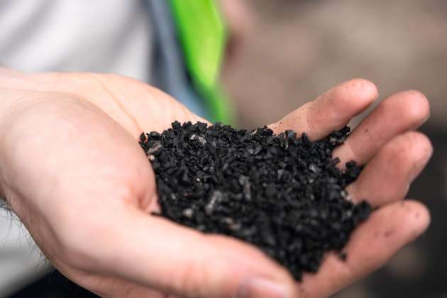 Im Pyrolyse-Reaktor wird ein Gemisch aus geschredderten Altreifen pyrolysiert. 5.000 t Gummigranulat, die Menge von etwa 7.500 t Reifen, werden pro Reaktor jährlich umgewandelt.  