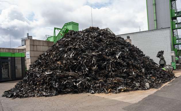 Geschredderte Altreifen zu Beginn des Prozesses: Am Ende werden sie ultrafein vermahlen zu recovered Carbon Black pelletiert sein. Mit einer Partikelgröße von weniger als 10 µm ist das Pulver Grundstoff für neue Gummis, Farben oder Lacke. 