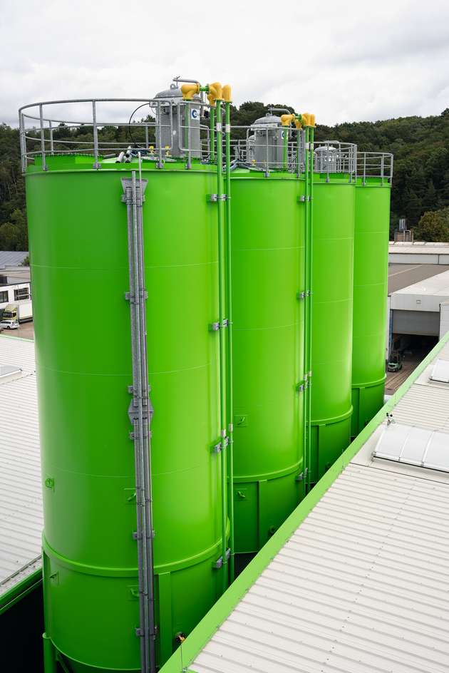 Das granulierte Rohmaterial durchläuft die Recycling-Prozesse räumlich von oben nach unten: Es legt 5 Etagen zurück, einen 25 Meter hohen Turm hinunter, bevor die drei Endprodukte Öl, recovered Carbon Black und Gas erreicht sind.  