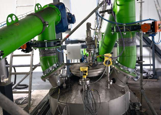 Viele Tonnen Material werden von einem Prozess in den nächsten geschleust: Vega-Sensoren überwachen, dass dabei genaue Dosierungen sowie Druck- und Füllstandniveaus verlässlich und präzise eingehalten werden.  