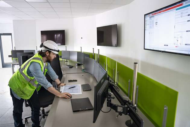 Noch wirkt sie brandneu: Der leitende MSR-Ingenieur Christian Maas präsentiert die web-basierte Prozessleittechnik der Dillinger Anlage. Je Reaktorlinie wird ein einziger Arbeitsplatz im Fünf-Schicht System für den Betrieb ausreichen.  