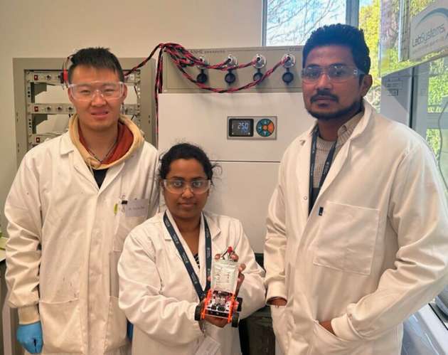 Die Forscher des Jia Labs, Dr. Yanlin Shi (links), Nanduni Gamage und Doktorand Chanaka Mudugamuwa mit der von ihnen entwickelten neuartigen Taschenbatterie.