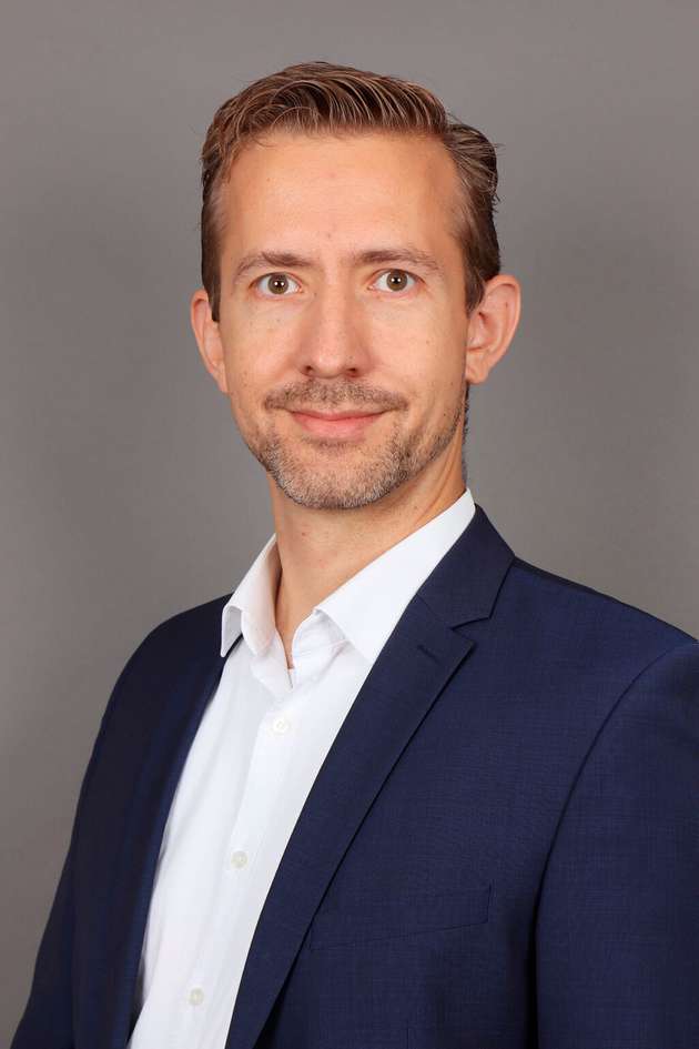 Alexander Lemken, Director of AI and Applied Analytics, PTC: Künstliche Intelligenz verbessert die Entwicklung von Elektronik-Komponenten durch automatisierte Design-Optimierungen und schnellere Simulationen. Sie ermöglicht eine präzisere Fehlerdiagnose und vorausschauende Wartung in elektronischen Systemen. In der Produktentwicklung beschleunigt KI in Form von Generativem Design die Innovationszyklen, indem sie Prozesse beschleunigt und Entscheidungen bezüglich Materialien und Architekturen unterstützt. Schließlich optimiert sie den Energieverbrauch und die Effizienz elektronischer Systeme, was deren Gesamtleistung deutlich steigert.