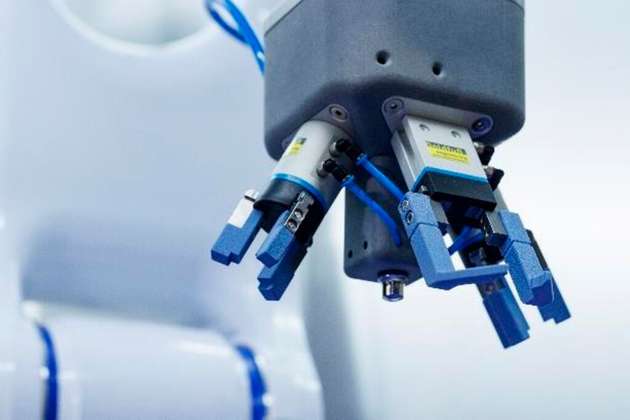 Der Roboter ist ausgestattet mit einem dreiseitigen Multifunktionsgreifer, den Goldfuß Engineering speziell für diese Anwendung entwickelt hat.
