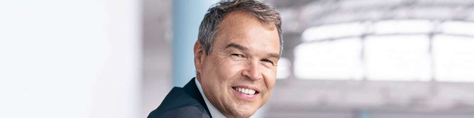 Frank Notz studierte Maschinenbau und Wirtschaftsingenieurwesen. Seit 1996 war er für Festo im In- und Ausland tätig: u.a. als Vertriebsleiter Americas und Chief Strategy Officer China. 2016 übernahm er die Geschäftsführung der Vertrieb GmbH & Co. KG und wurde 2019 als HR-Vorstand berufen. Im September 2022 übernahm er als Vorstand Sales das Vertriebsressort.